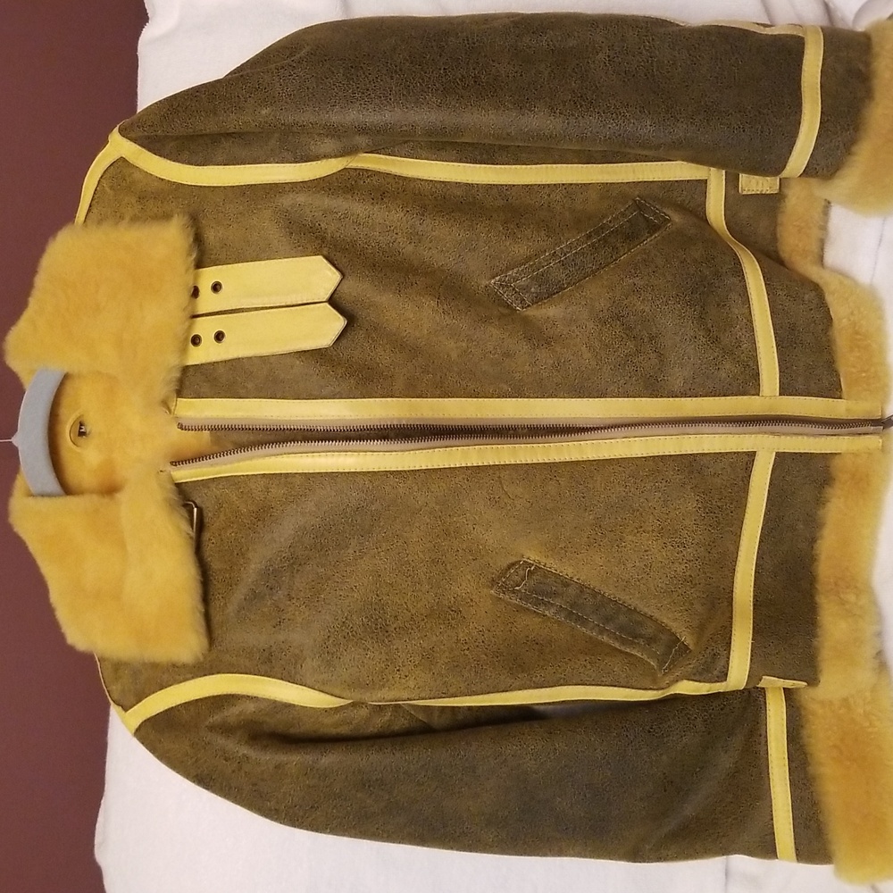 Jacket, size M, but runs a bit small, yellow/lemon color.